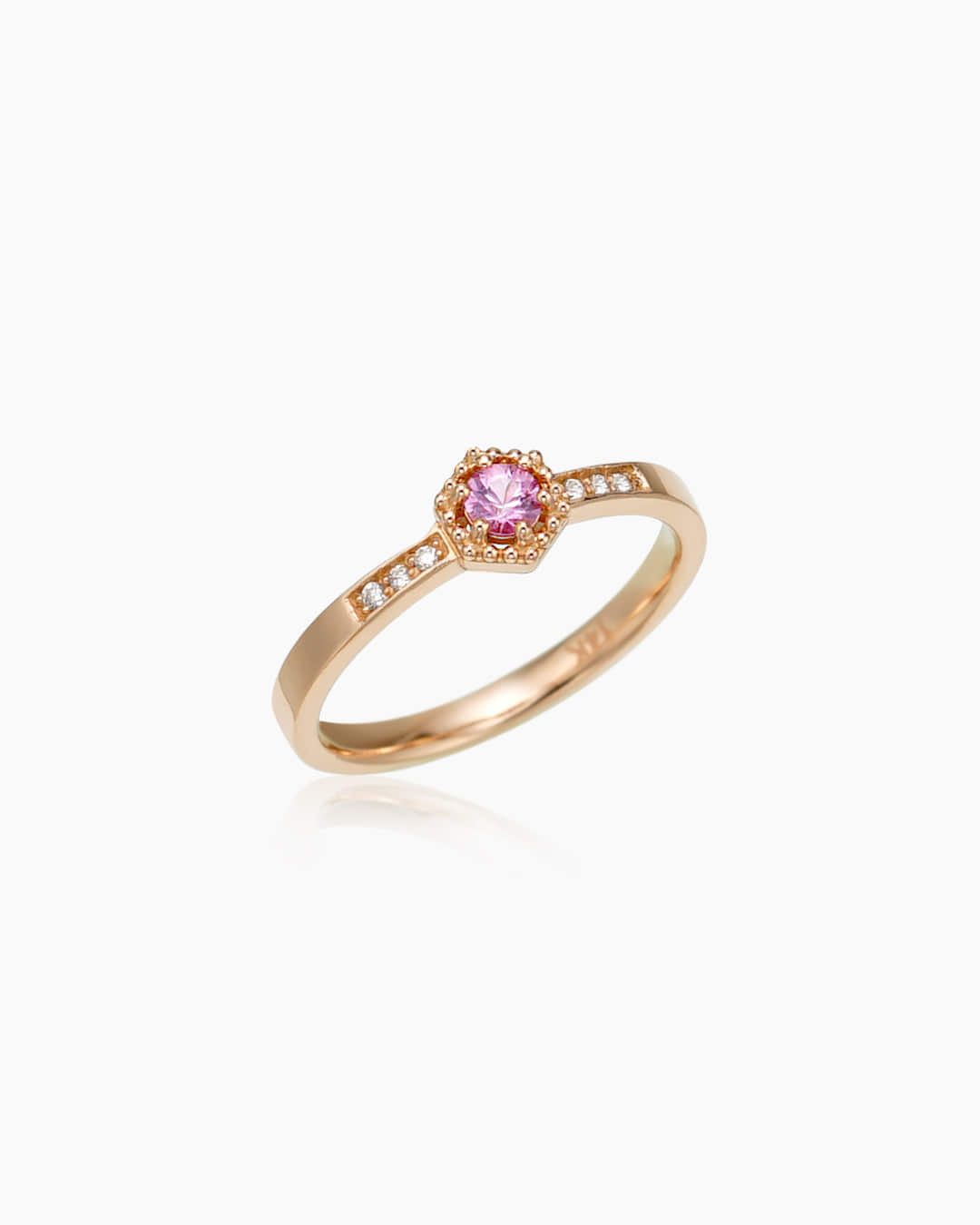 핑크 사파이어와 다이아몬드가 세팅된 보석 반지이다.