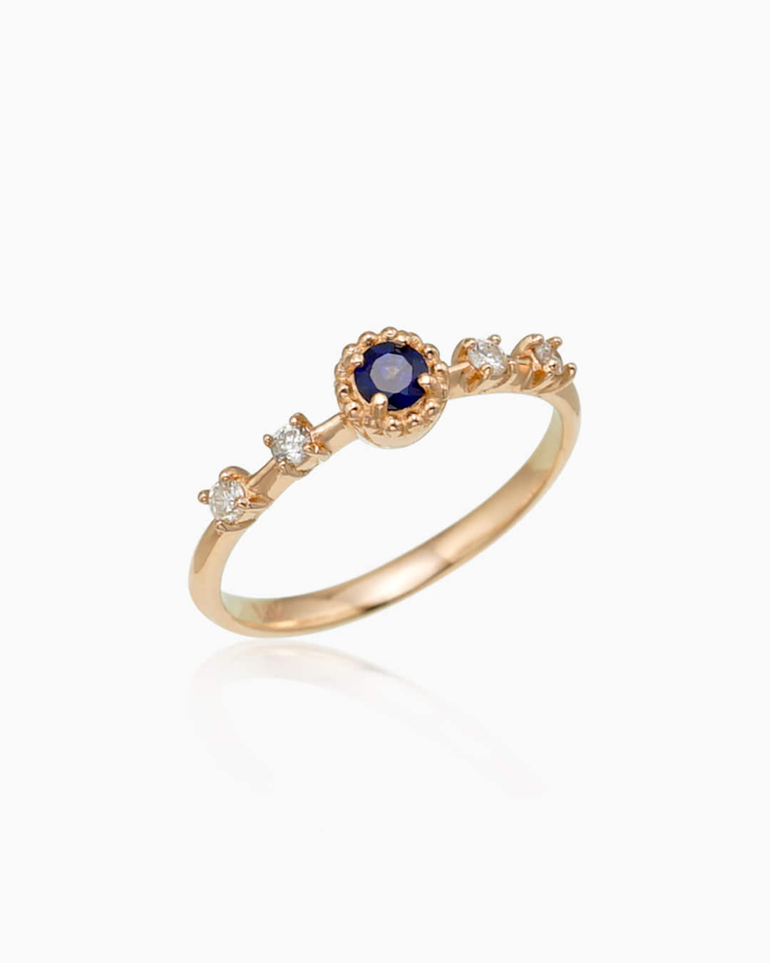 천연 블루 사파이어와 화이트 다이아몬드가 세팅된 반지이다.