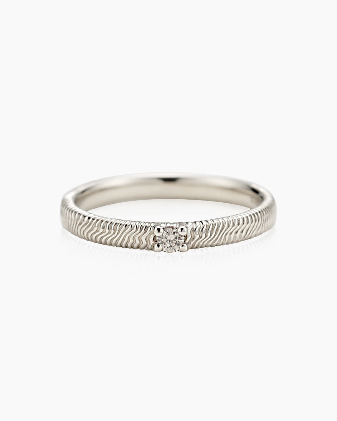 다이아몬드가 세팅된 반지이다.