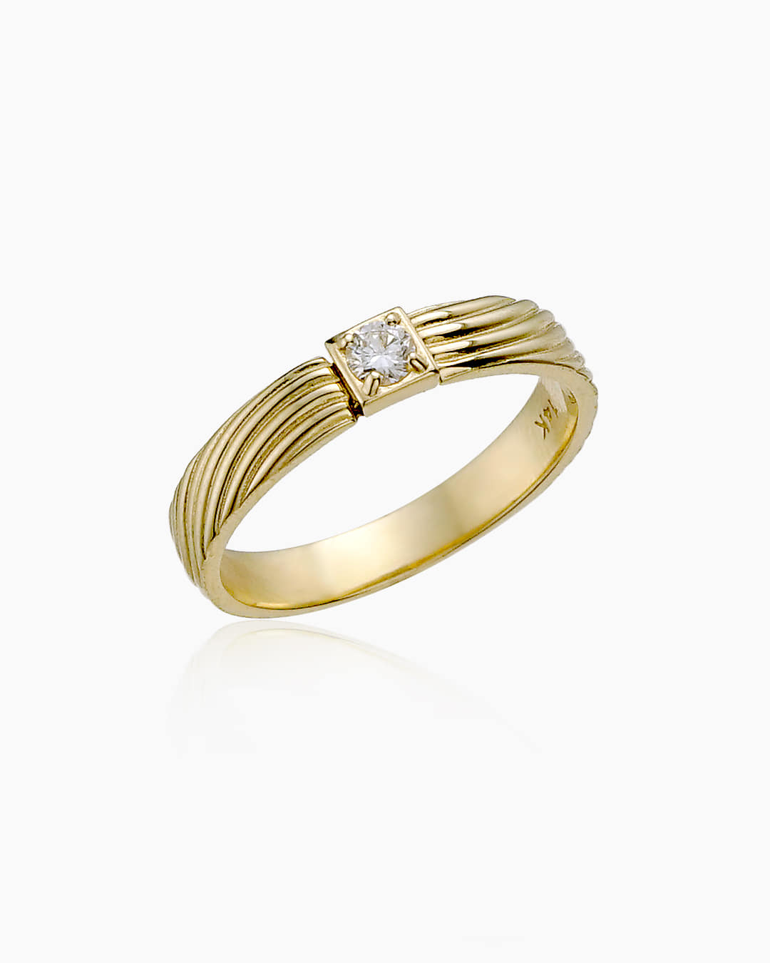 메인에 다이아몬드가 세팅된 반지이다.