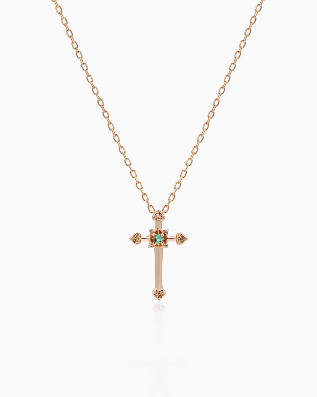 빛나는 에메랄드와 다이아몬드로 세팅된 천연 에메랄드 십자가 목걸이이다.