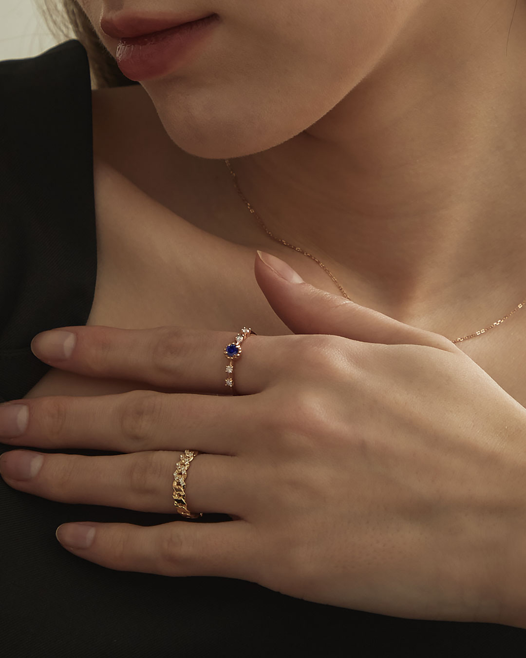 천연 블루 사파이어와 화이트 다이아몬드가 세팅된 반지이다.