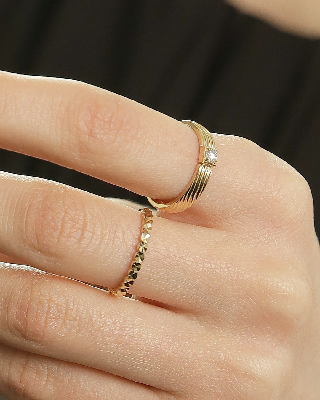다이아몬드 컷팅이 반짝이는 반지이다.