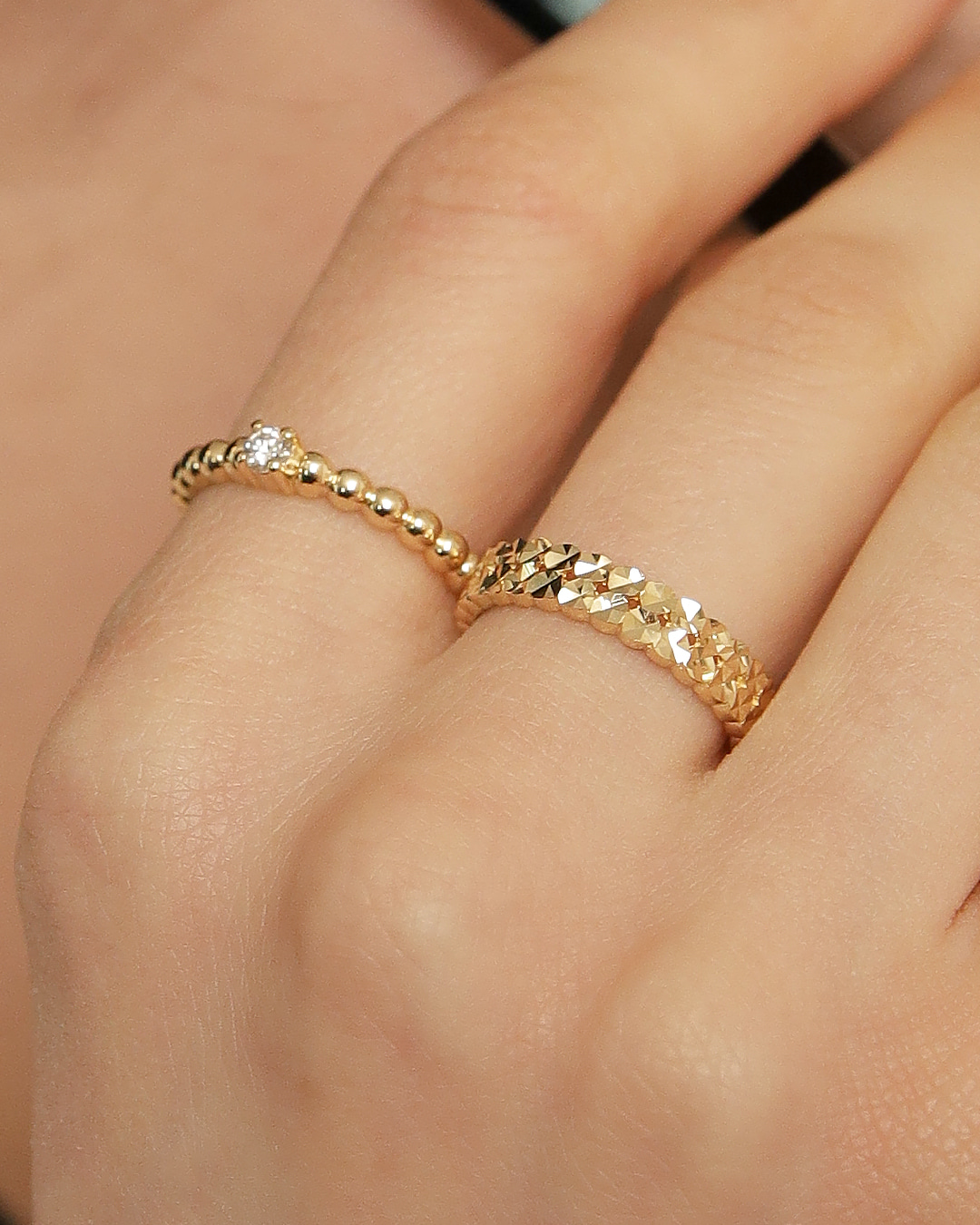 다이아몬드 컷팅이 반짝이는 반지이다.
