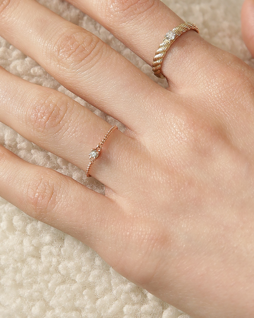 다이아몬드가 셋팅된 커브체인 반지이다.