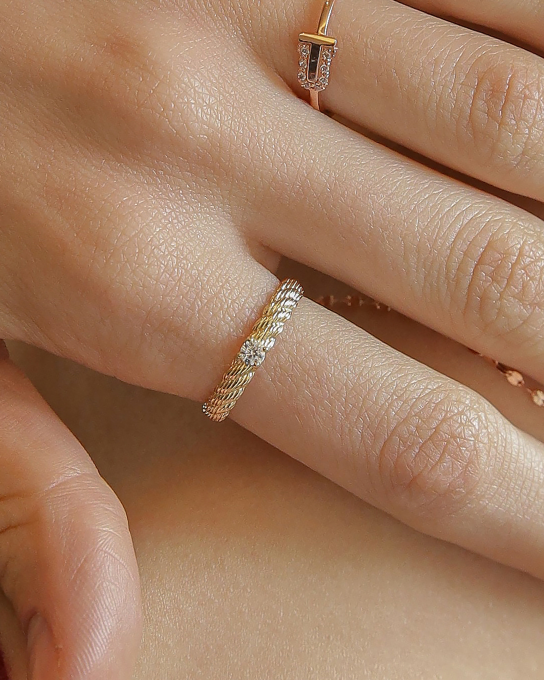1부 다이아몬드가 셋팅된 반지이다.