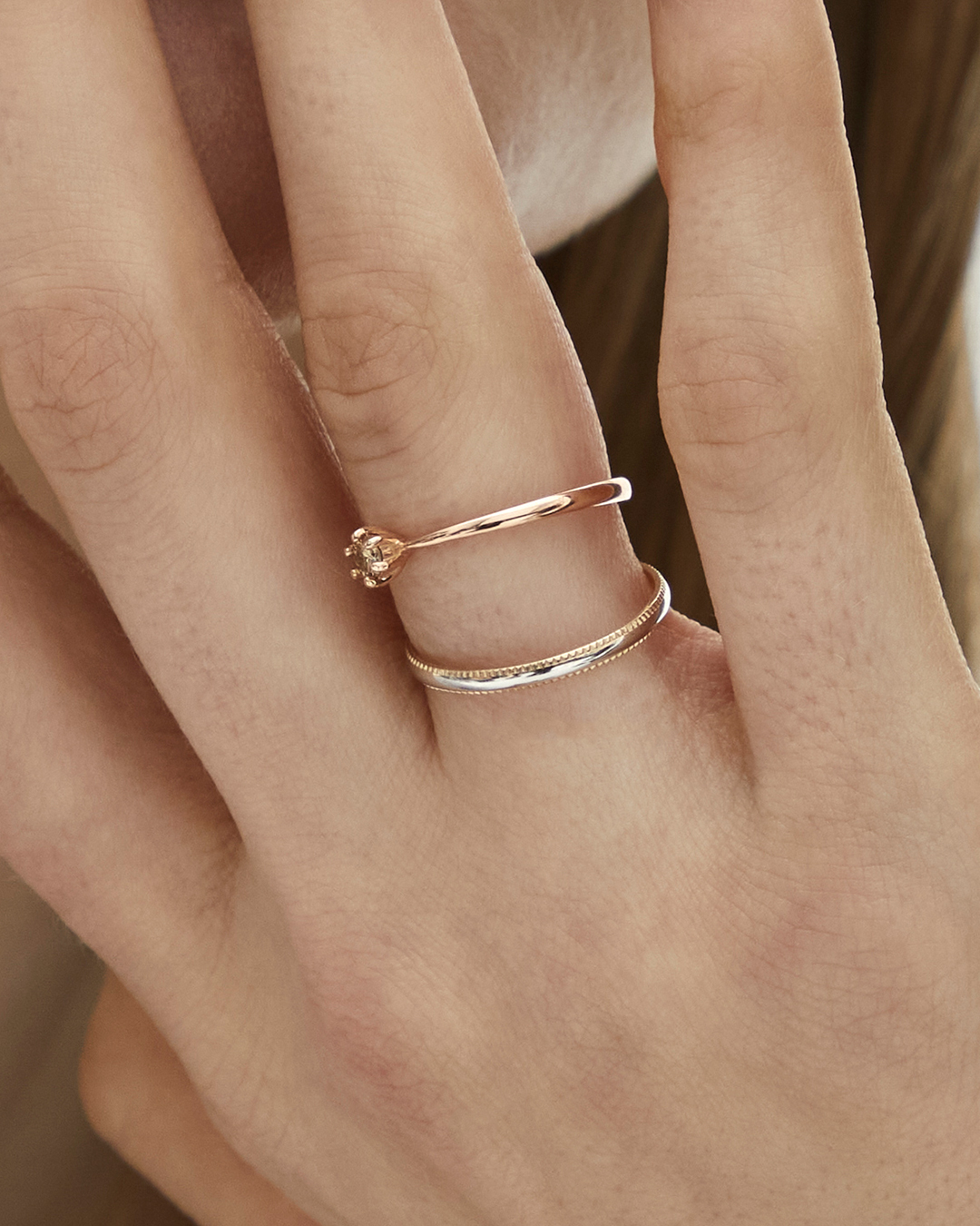 고급스럽고 세련된 디자인의 반지이다.